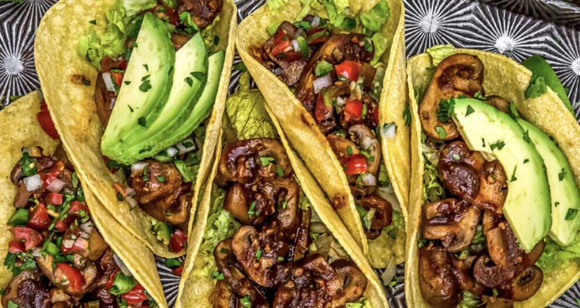 Tacos de seta cardo con aguacate y verduras frescas